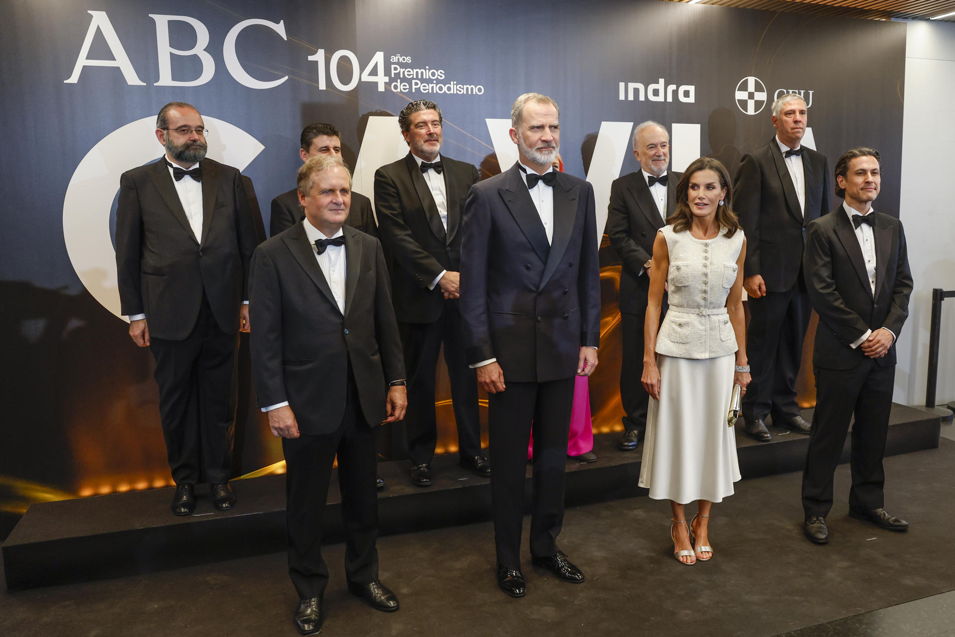 El rey Felipe VI y la princesa Letizia acompañados por los premiados durante la gala de entrega de la 104 edición de los premios de periodismo ABC 'Mariano de Cavia', 'Luca de Tena' y 'Mingote', este jueves en Madrid.