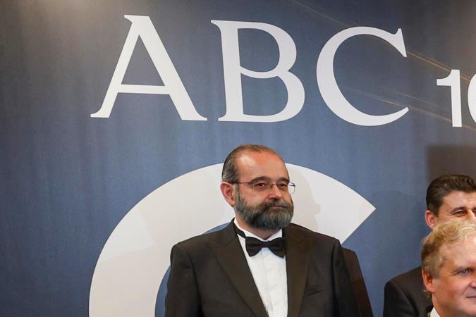 El rey Felipe VI y la princesa Letizia acompañados por los premiados durante la gala de entrega de la 104 edición de los premios de periodismo ABC 'Mariano de Cavia', 'Luca de Tena' y 'Mingote', este jueves en Madrid.