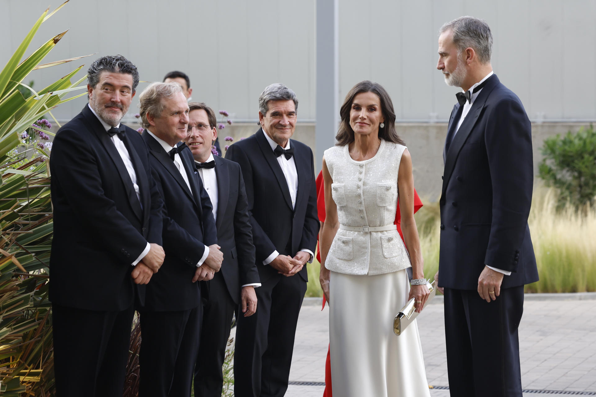 La reina Letizia luce un vestido de la firma Self-Portrait.