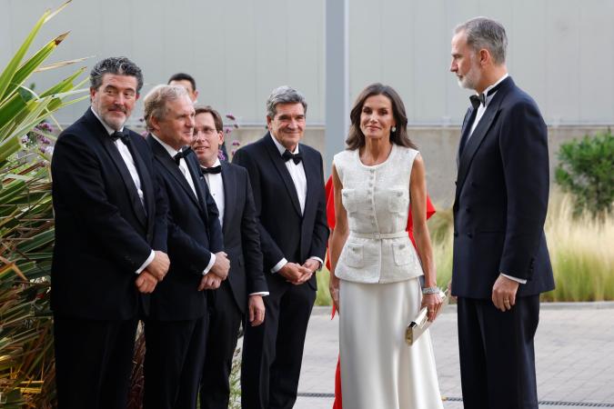 La reina Letizia luce un vestido de la firma Self-Portrait.