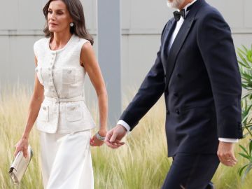 La reina Letizia acudió a los Premios de Periodismo en Madrid con un elegante look.