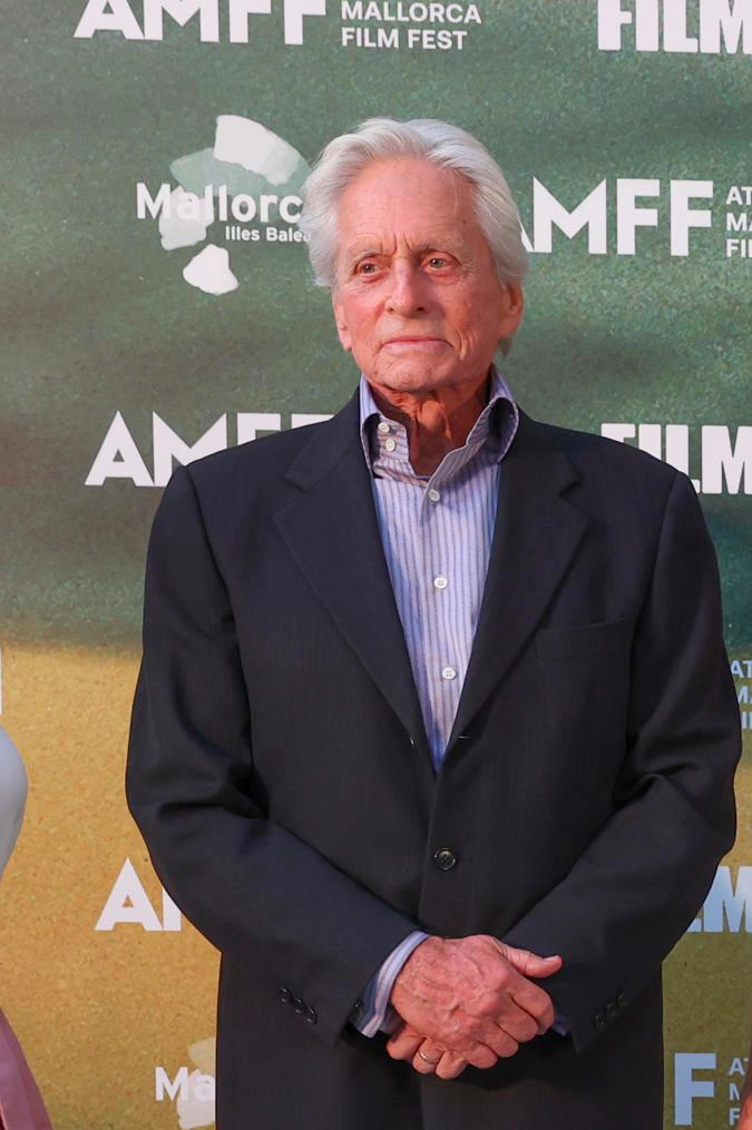 La reina Letizia posa con el actor estadounidense Michael Douglas, a su llegada a la gala de clausura del Atlántida Mallorca Filma Fest.