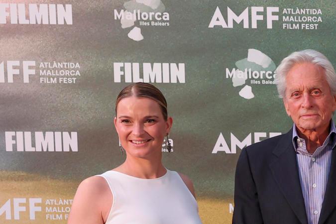 La reina Letizia posa con el actor estadounidense Michael Douglas, la presidenta balear, Marga Prohens, la ministra de Seguridad Social, Elma Saiz, y el director del evento, Jaume Ripoll a su llegada a la gala de clausura del Atlántida Mallorca Film Fest celebrada este domingo.