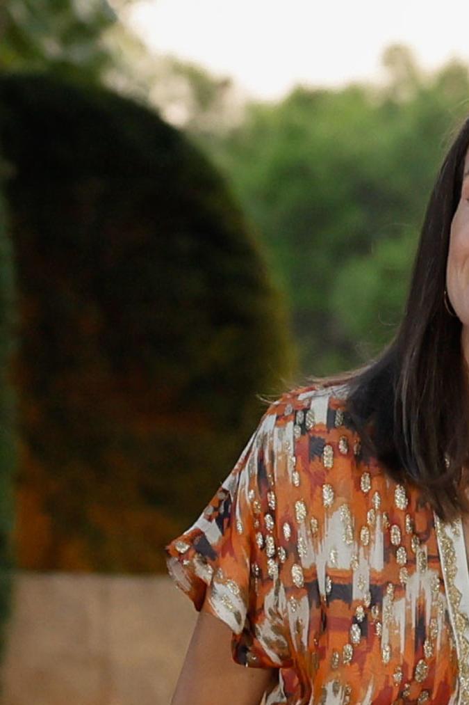 La reina Letizia durante la recepción con representantes de la sociedad balear que se celebra este lunes en el Palacio de Marivent, en Palma de Mallorca.