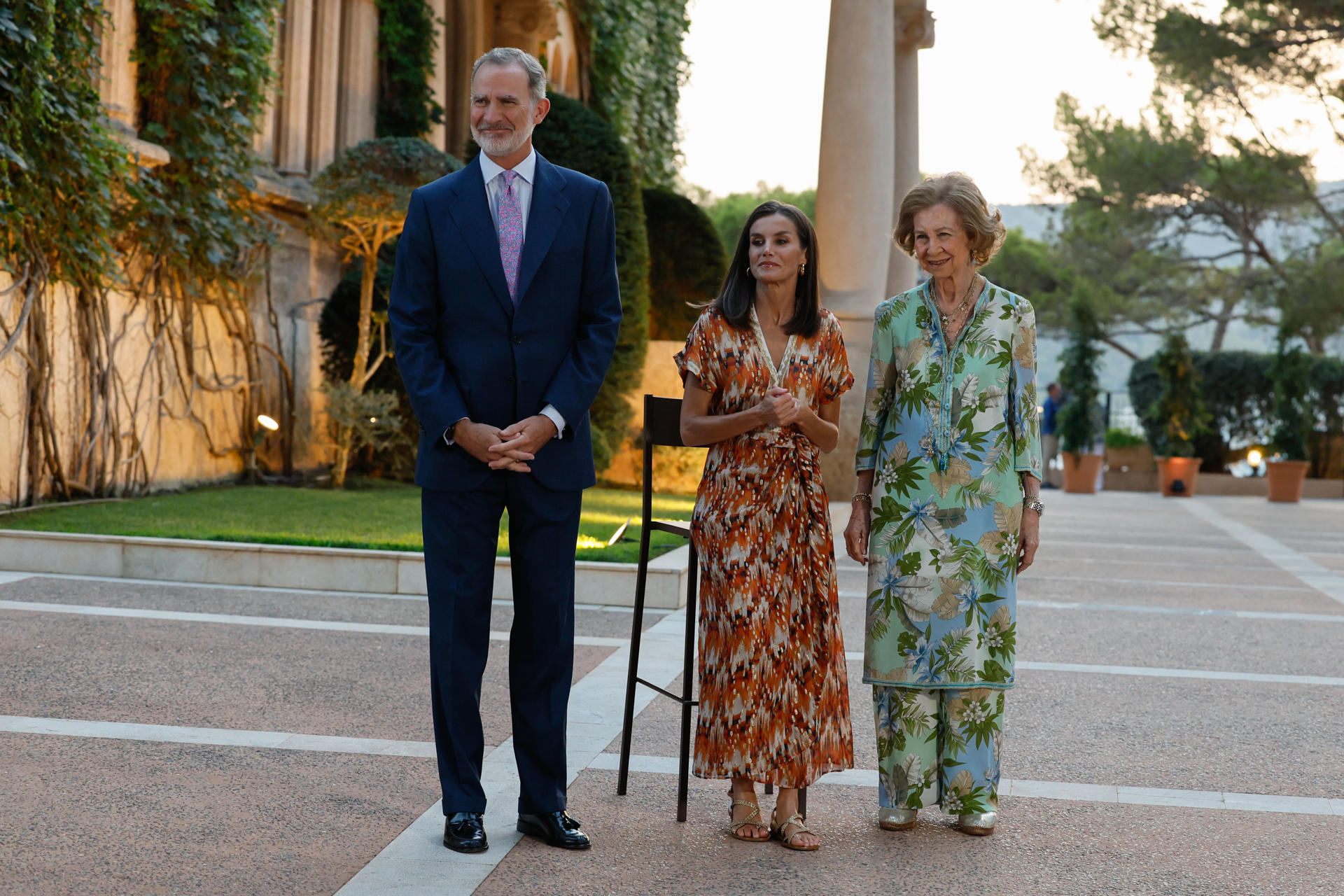 Los reyes Felipe y Letizia y la reina Sofía durante la recepción con representantes de la sociedad balear que se celebra este lunes en el Palacio de Marivent, en Palma de Mallorca.