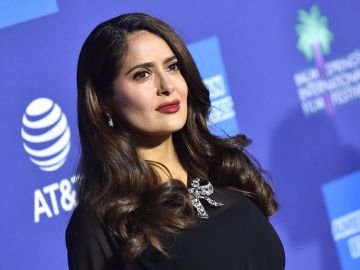 Salma Hayek acude al reciente torneo de WImbledon con un look marinero.