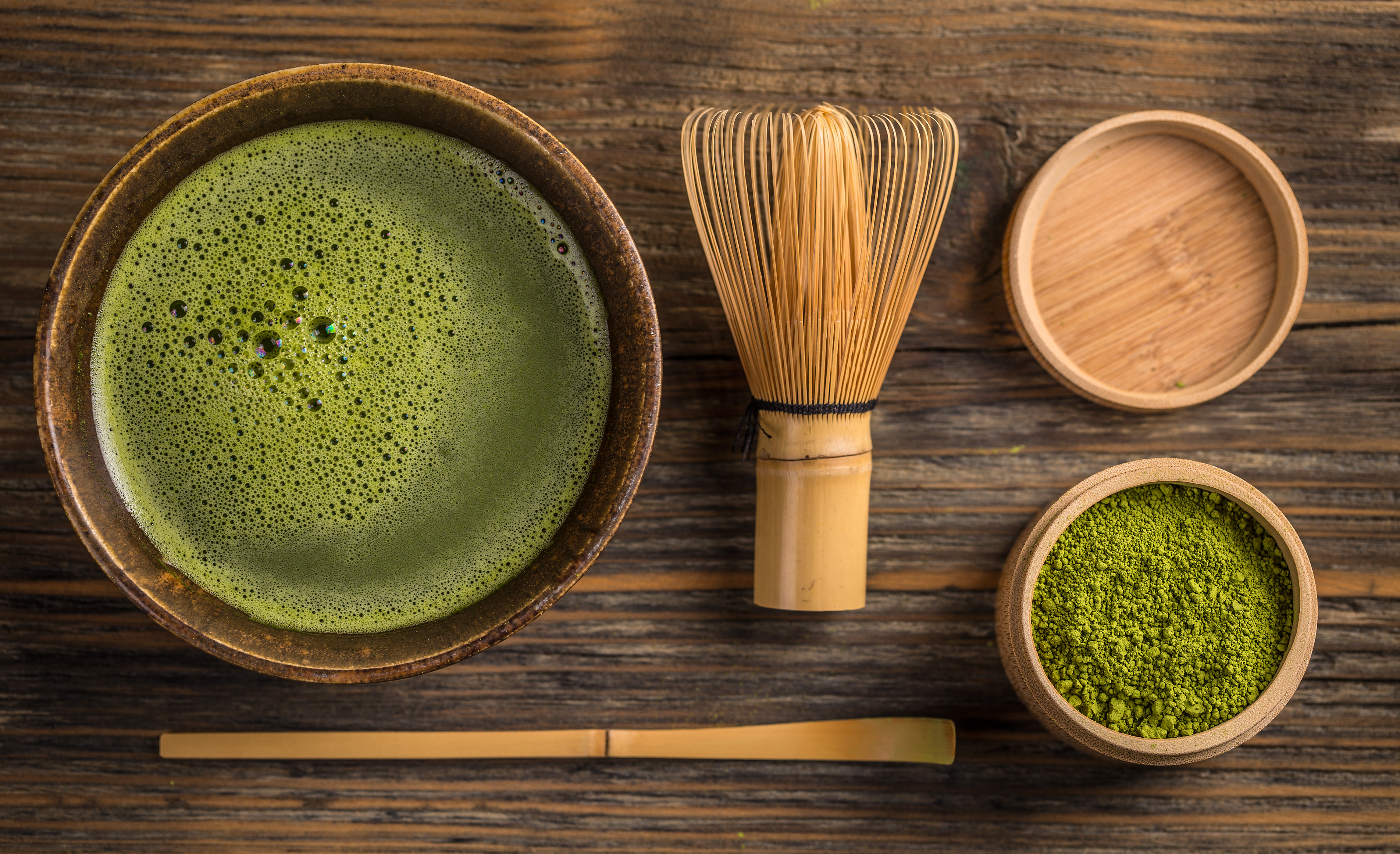 Adquiere un bowl de bambú para preparar el té de matcha.