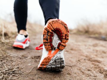 Limpia tus zapatos de la tierra y el barro al usar los pasos adecuados para mantenerlos como nuevos.