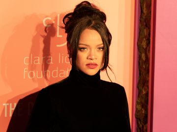 Rihanna protagoniza la nueva campaña de Dior en la nueva era de su emblemática fragancia.