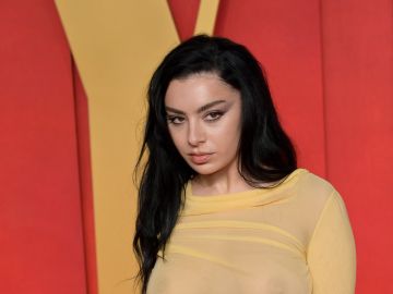 Charli XCX es la nueva imagen de la ropa interior de SKIMS.