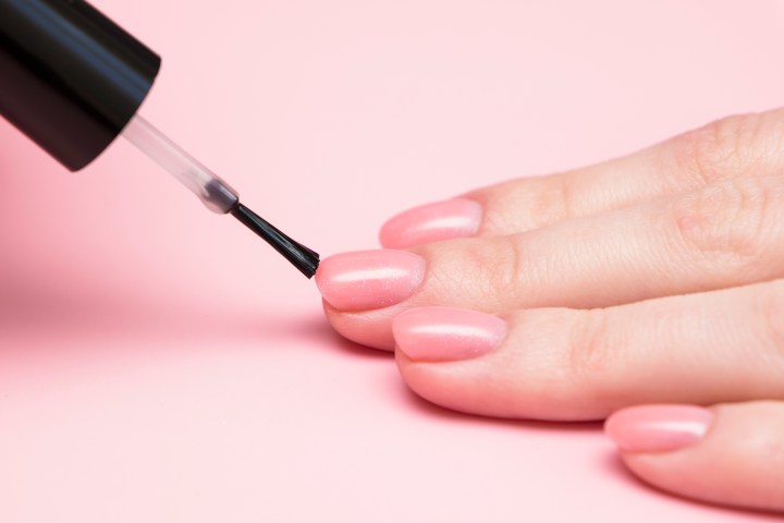 Fortalece tus uñas con esmaltes endurecedores que favorezcan su crecimiento.