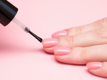 Fortalece tus uñas con esmaltes endurecedores que favorezcan su crecimiento.