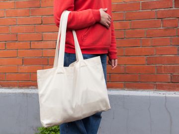 Mejora tus looks del otoño al usar un bolso shopper en tendencia.