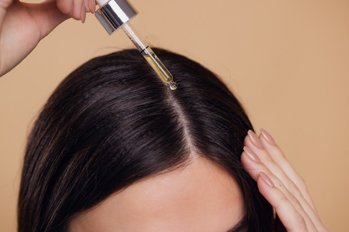 Mejora el cuidado de tu cabello al usar el Hair Oiling correctamente.