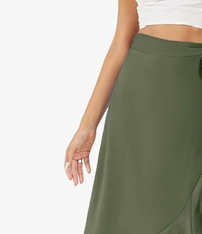 Falda satinada de Skrtimory disponible en Amazon.