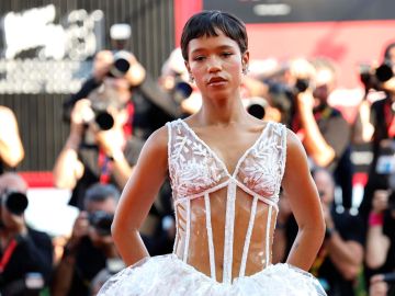 Taylor Russell destaca en el Festival de Cine de Venecia con un vestido de archivo.