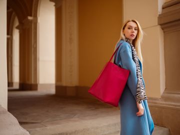 Las chicas lectoras amarán el nuevo bolso de la influencer Lara Violetta para llevar sus libros.