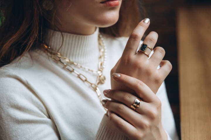 Mejora tus looks al incluir accesorios de chicas femeninas.