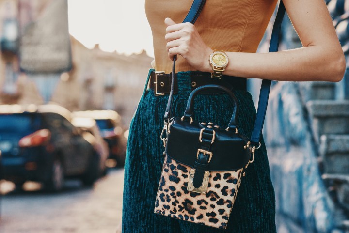 Los bolsos de animal print serán el accesorio ideal para ti en el otoño.