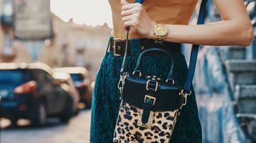 Los bolsos de animal print serán el accesorio ideal para ti en el otoño.