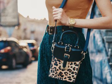 Los bolsos de animal print serán el accesorio ideal para ti en el otoño.