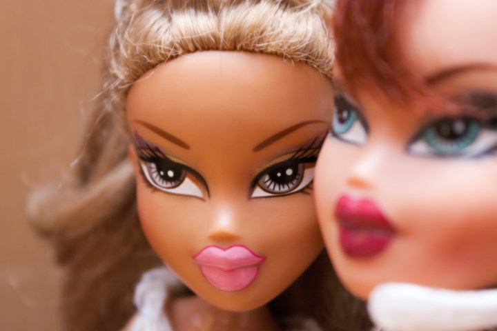 Las Bratz regresan a las tendencias de la moda con forros para teléfonos.