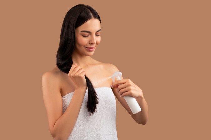 Usa protector térmico para cuidar tu cabello del sol.