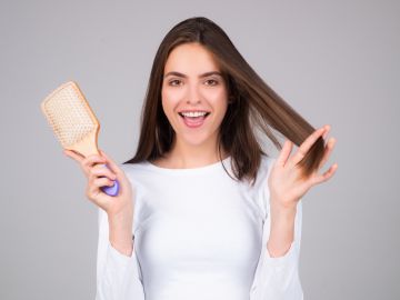 Cuida tu cabello al usar cepillos adecuados para desenredarlo.