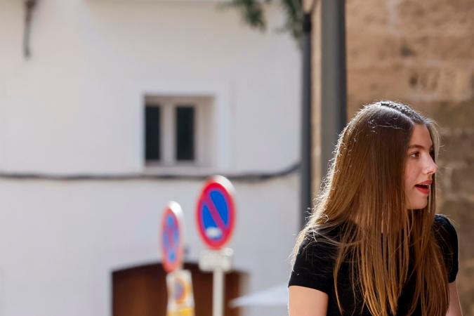 La reina Letizia, sus hijas la princesa Leonor y la infanta Sofía, y la reina emérita doña Sofía, durante un paseo este martes por Palma de Mallorca.