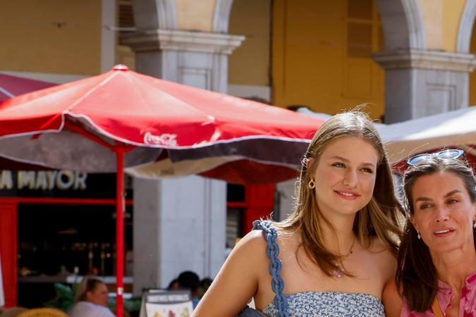 La reina Letizia, sus hijas la princesa Leonor y la infanta Sofía, y la reina emérita doña Sofía, durante un paseo este martes por Palma de Mallorca.