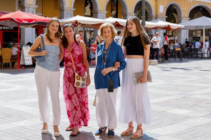 La reina Letizia, sus hijas la princesa Leonor y la infanta Sofía, y la reina emérita doña Sofía, durante un paseo este martes por Palma de Mallorca.