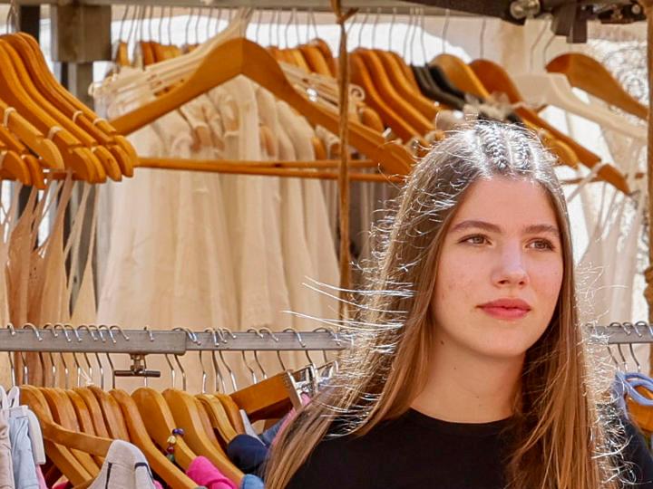 La infanta Sofía luce las alpargatas de cuña en tendencia durante su viaje a Mallorca.