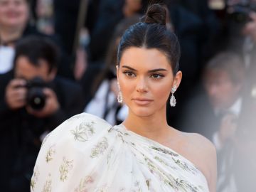 Kendall Jenner destaca con los zapatos clásicos en tendencia.