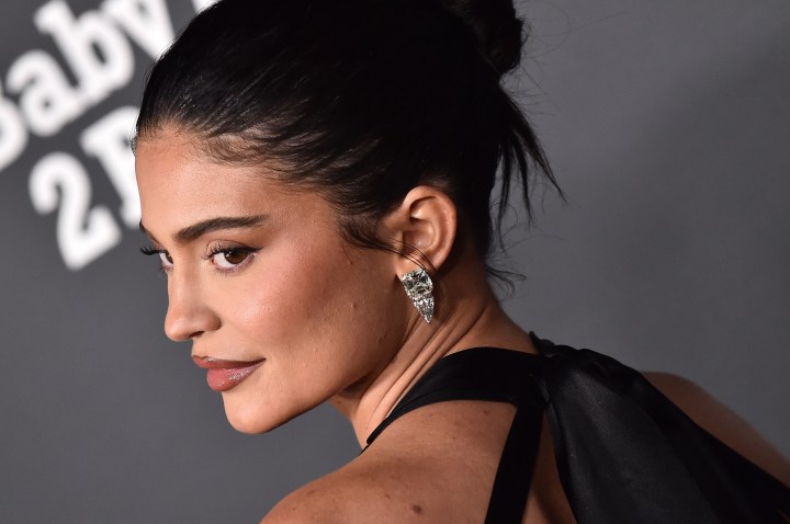 Kylie Jenner luce el diseño de uñas ideal para las cumpleañeras.