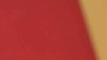 Lindsay Lohan destaca en la ceremonia de Disney con un elegante vestido.