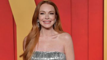 Lindsay Lohan destaca en la ceremonia de Disney con un elegante vestido.