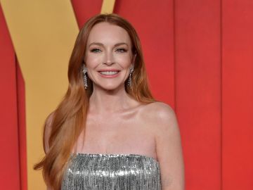 Lindsay Lohan destaca en la ceremonia de Disney con un elegante vestido.