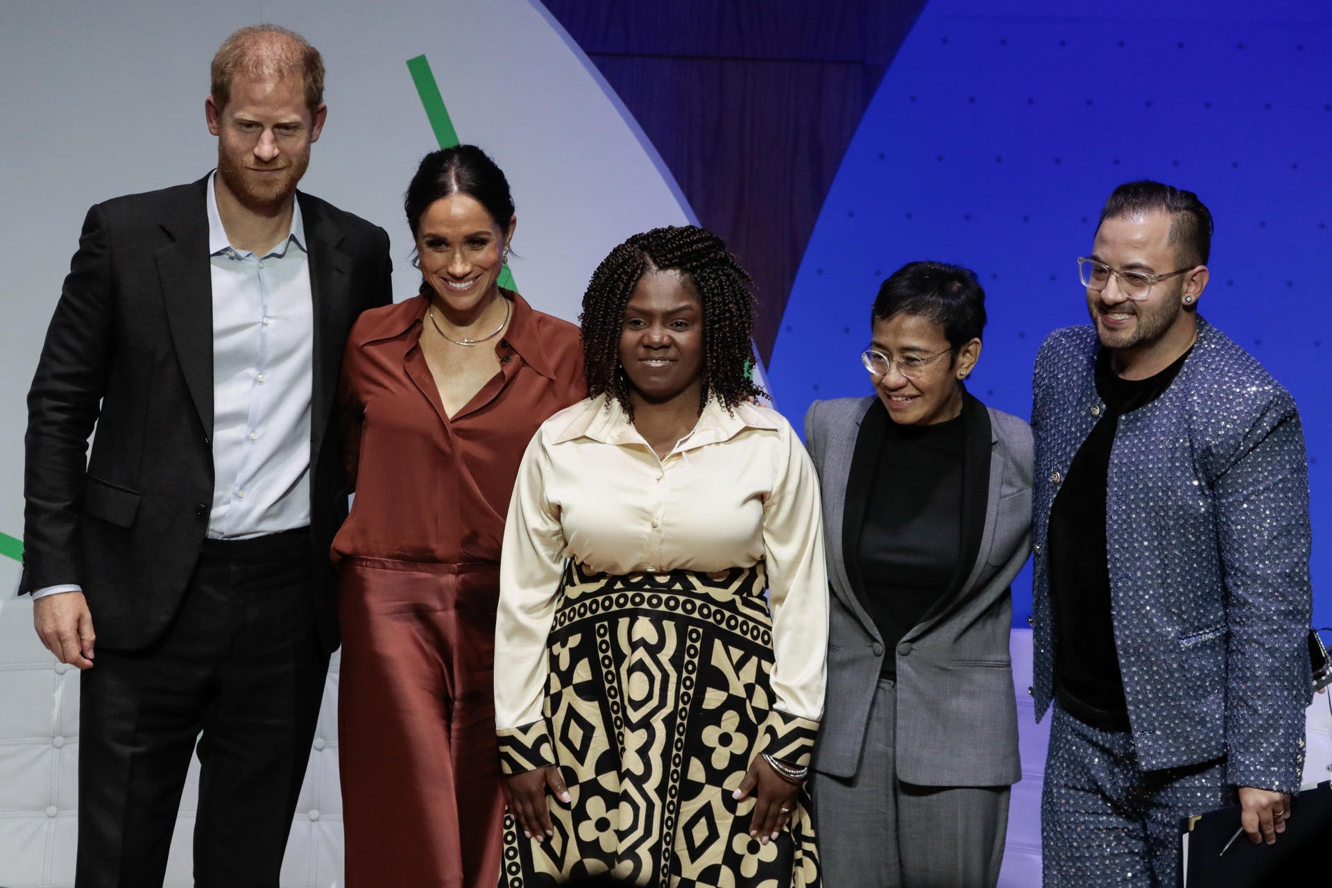 El príncipe Harry, Meghan Markle, la vicepresidenta de Colombia, Francia Márquez; la premio Nobel de la Paz, Maria Ressa y el moderador Felipe Galvis, posan al finalizar el foro 'Futuro Digital Reponsable' en la Universidad EAN, en Bogotá.