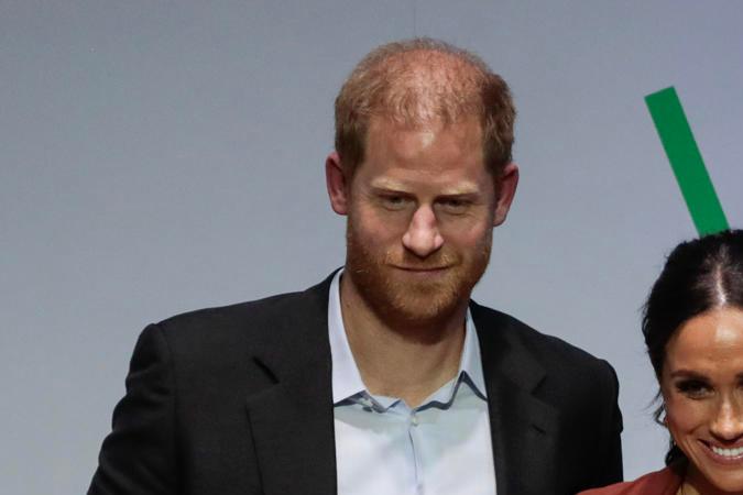 El príncipe Harry, Meghan Markle, la vicepresidenta de Colombia, Francia Márquez; la premio Nobel de la Paz, Maria Ressa y el moderador Felipe Galvis, posan al finalizar el foro 'Futuro Digital Reponsable' en la Universidad EAN, en Bogotá.