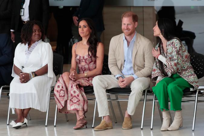 El príncipe Enrique y Meghan Markle, asisten a un acto junto a la vicepresidenta de Colombia, Francia Márquez, en Bogotá.