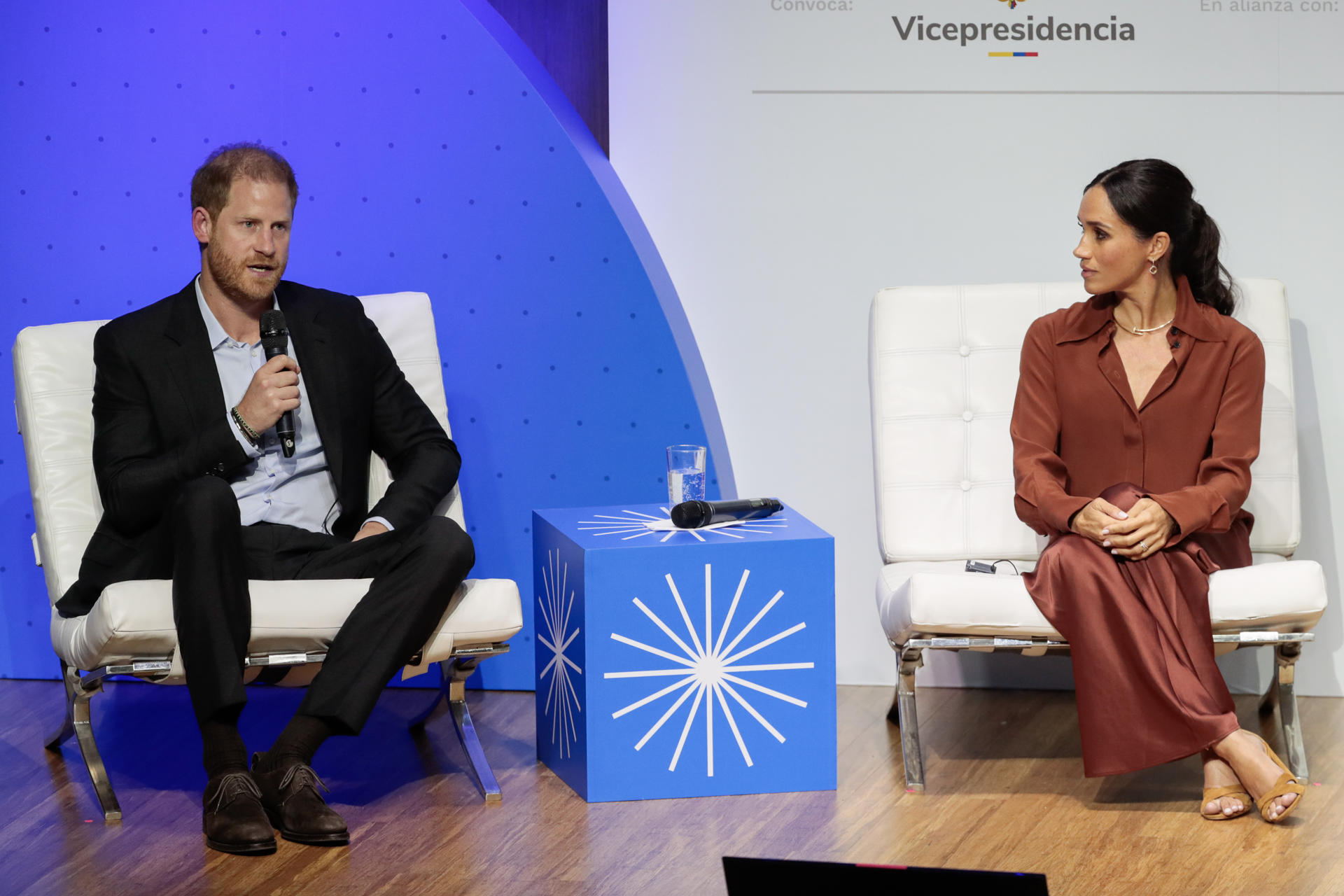 El príncipe Harry habla junto Meghan Markle, durante el foro 'Futuro Digital Reponsable' en la Universidad EAN.