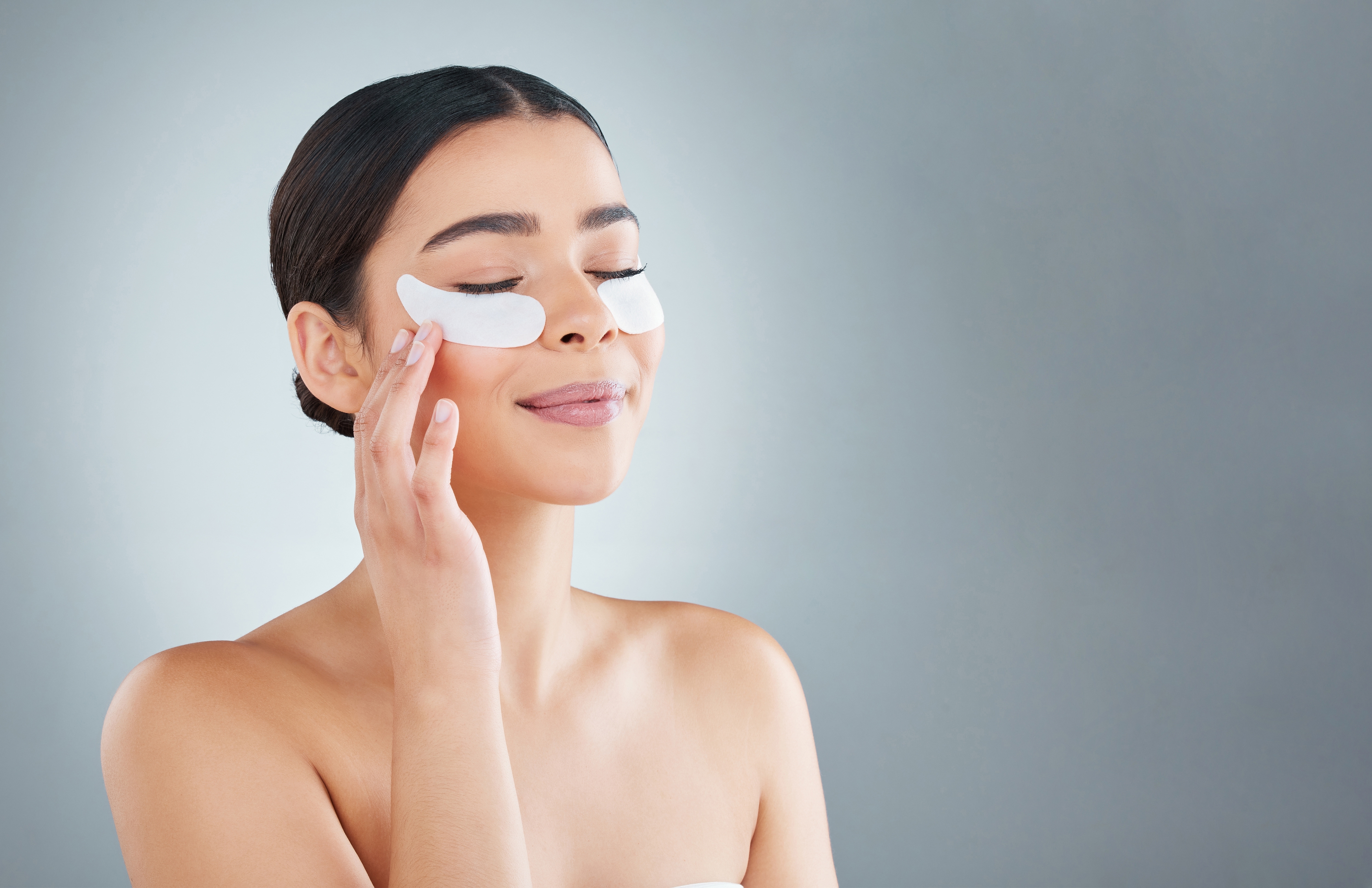 Usa productos de skincare para combatir las ojeras.