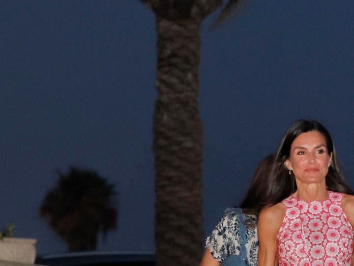 La reina Letizia destaca con un nuevo vestido durante sus vacaciones.