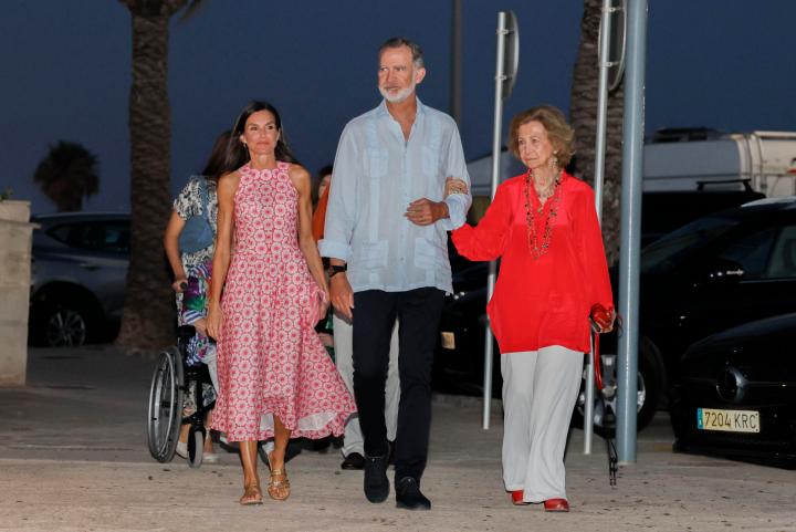 La reina Letizia destaca con un nuevo vestido durante sus vacaciones.