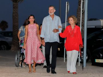 La reina Letizia destaca con un nuevo vestido durante sus vacaciones.