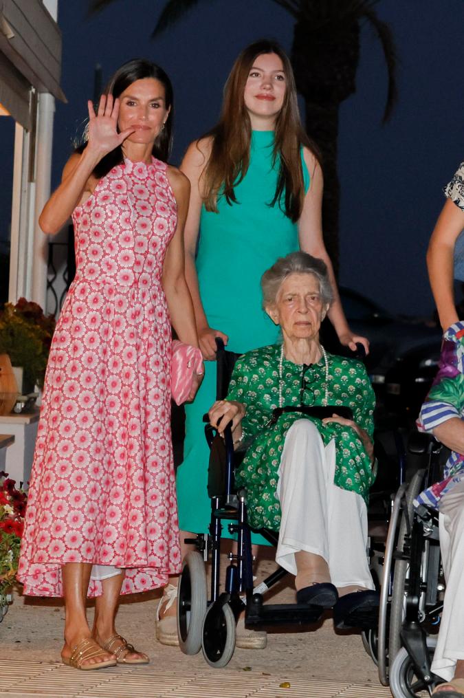 La reina Letizia, su hija, la infanta Sofía e Irene de Grecia, cenan en el restaurante Mia.