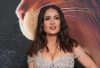Salma Hayek muestra sus canas en su viaje a Ibiza.