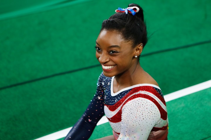 Simone Biles comparte el primer producto que usa en su maquillaje.