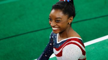 Simone Biles comparte el primer producto que usa en su maquillaje.