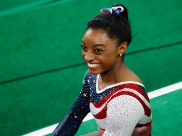 Simone Biles comparte el primer producto que usa en su maquillaje.